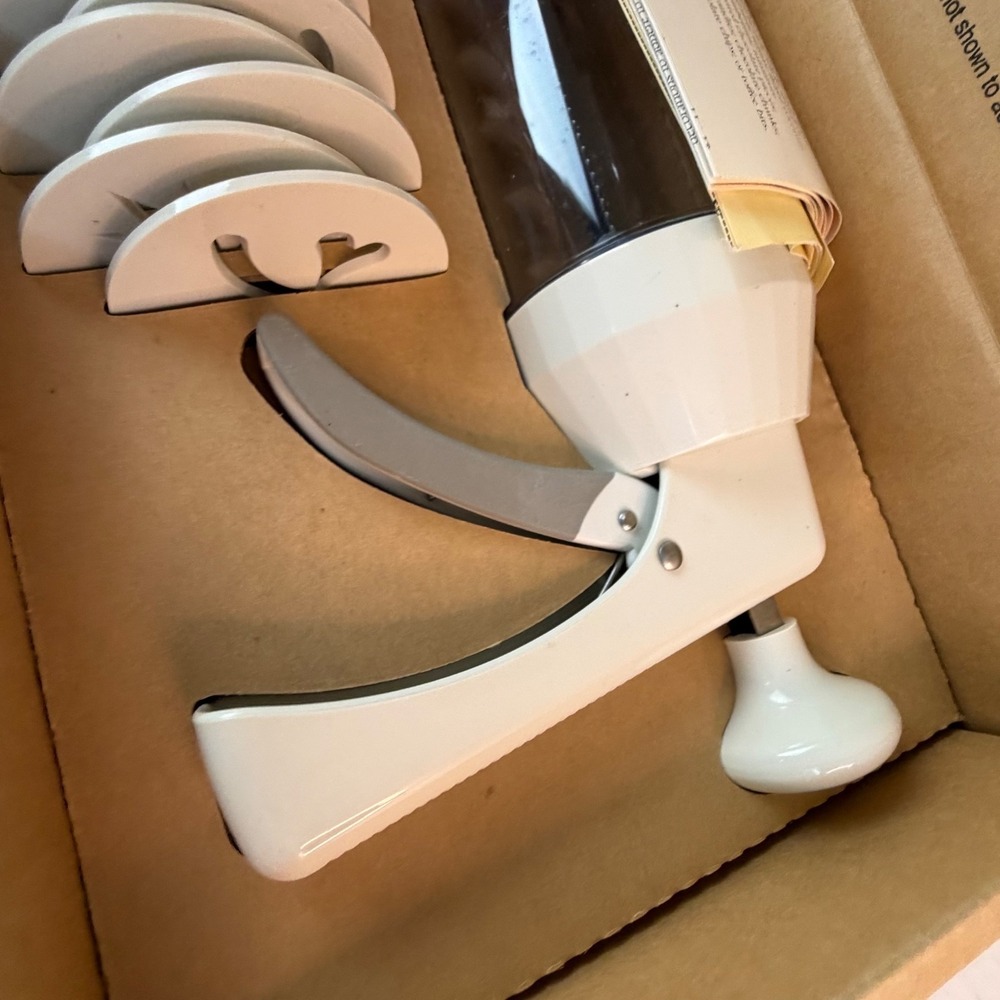 The Pampered Chef Cookie Press #1525 Complete In Box, Including Set Of 16 Molds - Picture 12 of 13